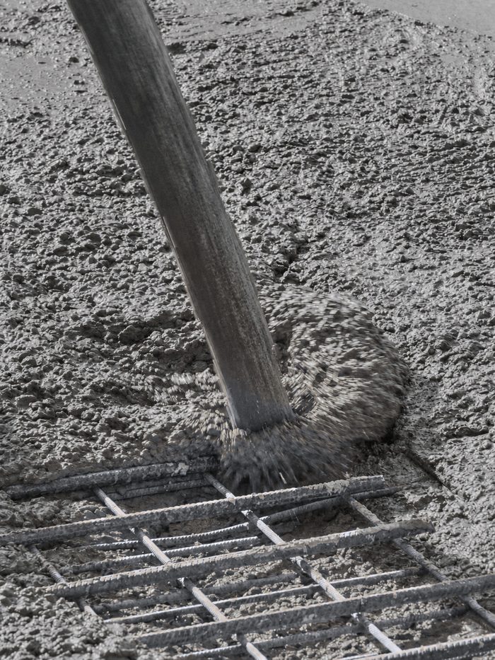 Chantier — coulée de béton sur armature d'acier